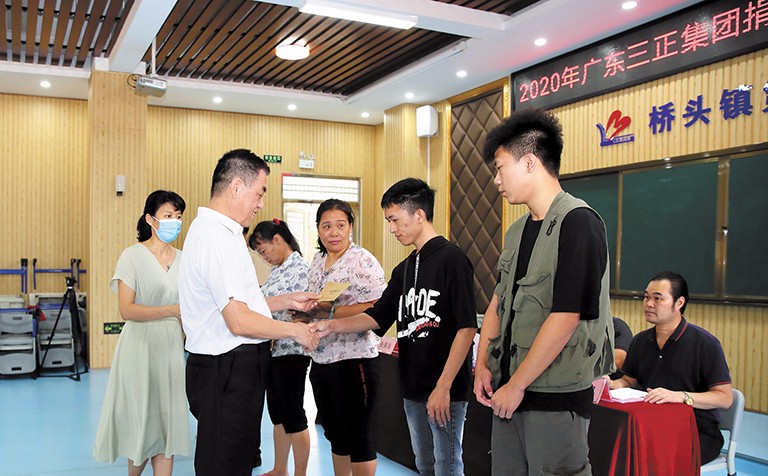 9月15日上午，我集團在橋頭鎮第三小學舉行了2020年助學金發放儀式，助理總裁朱保當代表我集團向23名橋頭籍困難家庭大學生發放了17.8萬元助學金。這是我集團連續第12年資助橋頭籍困難家庭大學生完成大