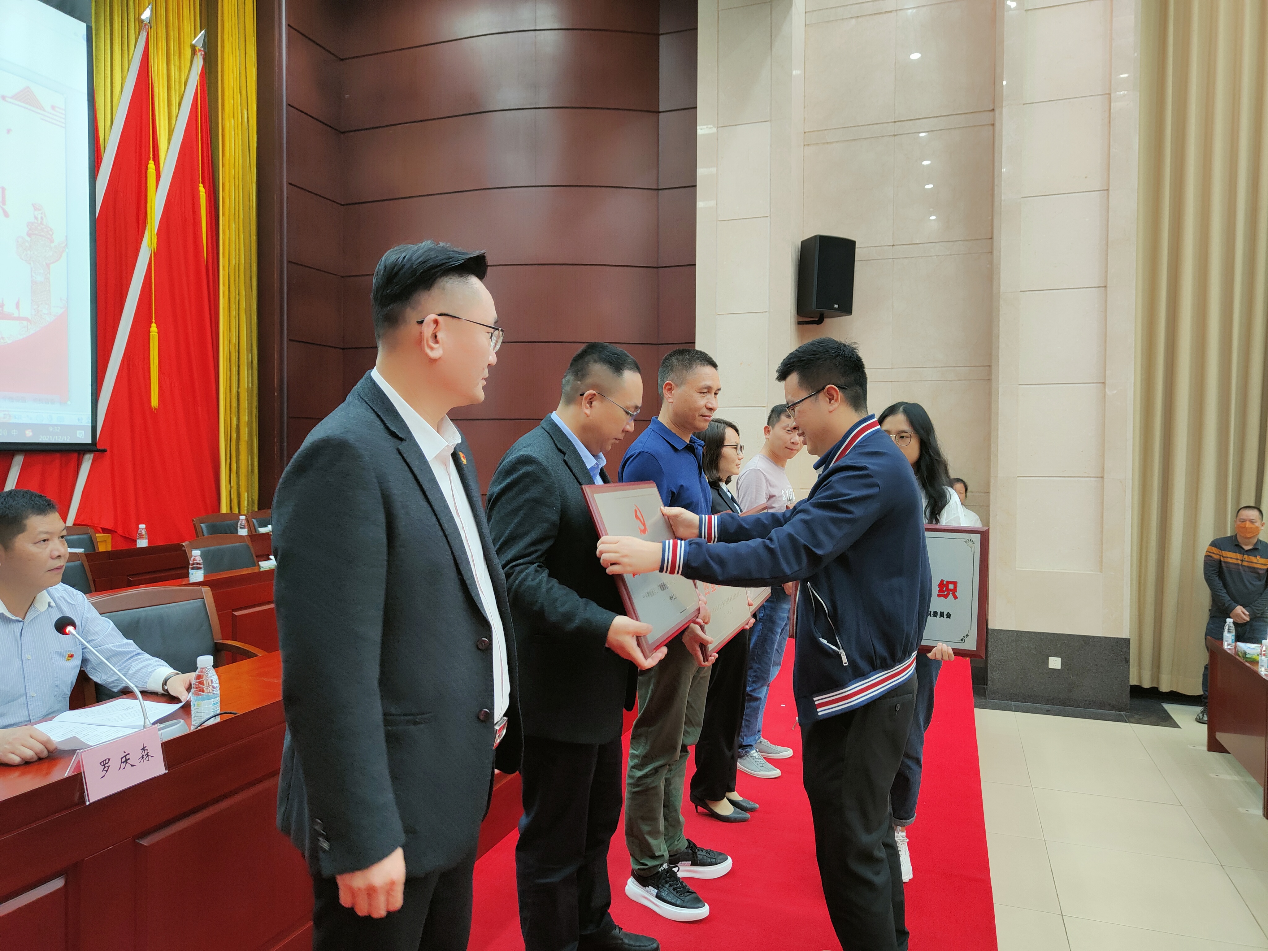 塘廈鎮(zhèn)“兩新”組織黨委副書記、黨建服務(wù)中心主任羅肖峰為三正房地產(chǎn)黨支部星級黨組織頒發(fā)了“四星級黨組織”牌匾.jpg 塘廈鎮(zhèn)“兩新”組織黨委副書記、黨建服務(wù)中心主任羅肖峰為三正房地產(chǎn)黨支部星級黨組織頒發(fā)了“四星級黨組織”牌匾.jpg