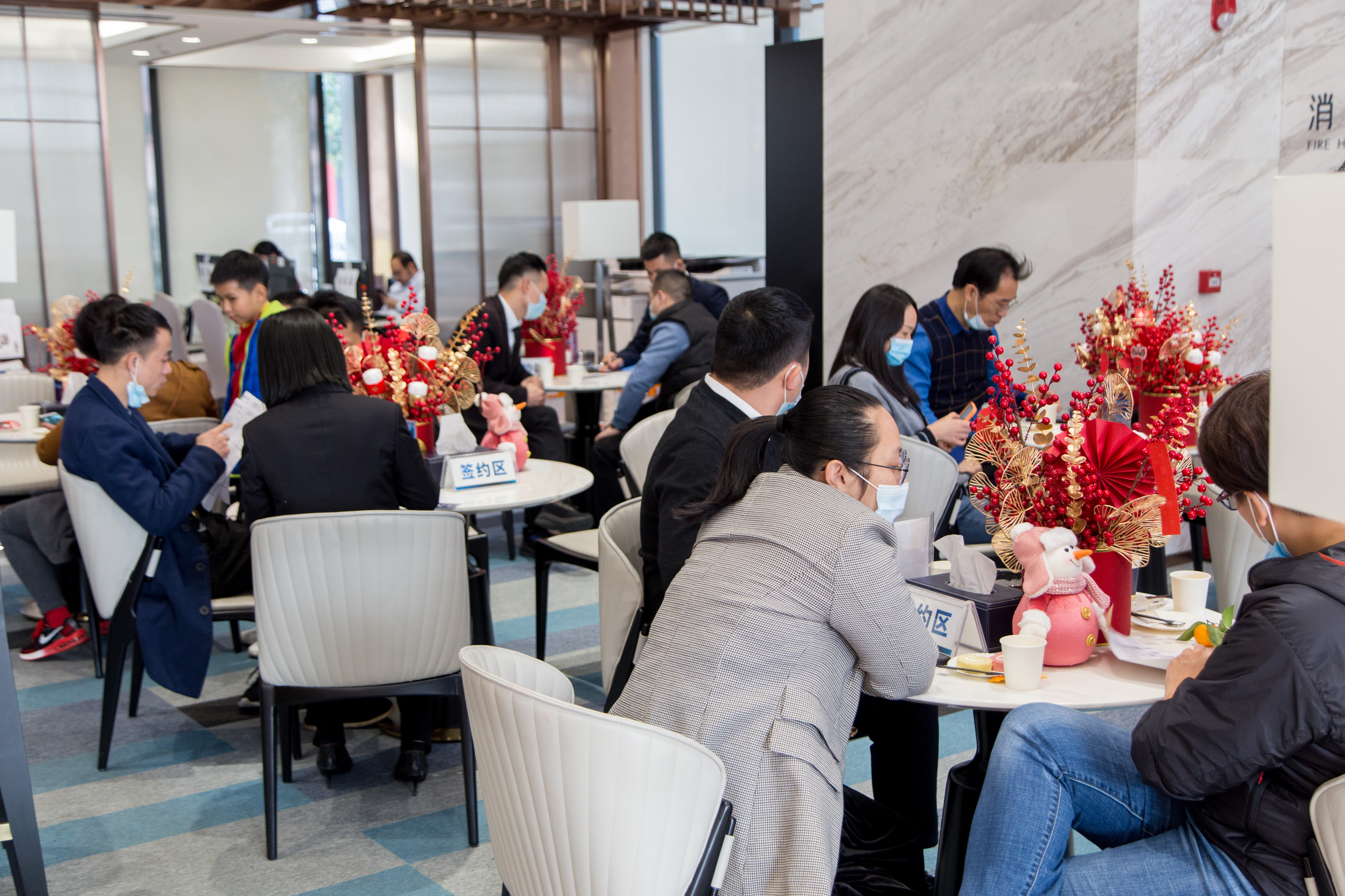 現(xiàn)場簽約客戶絡(luò)繹不絕.jpg 現(xiàn)場簽約客戶絡(luò)繹不絕.jpg